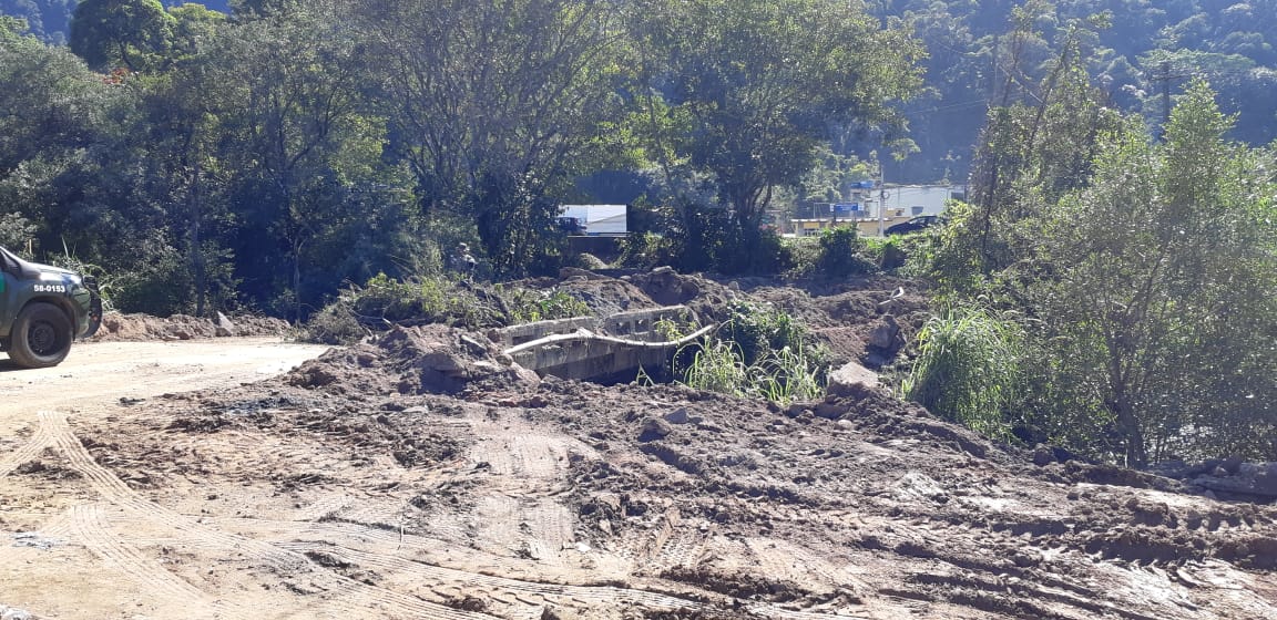 Denúncia leva polícia ambiental à Ribeira, onde encontram bota fora irregular